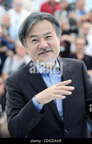 Kiyoshi Kurosawa nimmt an der Fotowand Before We Vanish (Sanpo Soru Shinryakusha) Teil, die am 21. Mai 2017 im Rahmen des 70. Filmfestivals von Cannes in Cannes, Frankreich, stattfand. Foto von Aurore Marechal/ABACAPRESS.COM Stockfoto