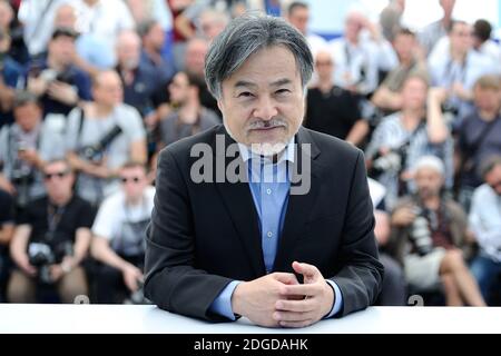 Kiyoshi Kurosawa nimmt an der Fotowand Before We Vanish (Sanpo Soru Shinryakusha) Teil, die am 21. Mai 2017 im Rahmen des 70. Filmfestivals von Cannes in Cannes, Frankreich, stattfand. Foto von Aurore Marechal/ABACAPRESS.COM Stockfoto