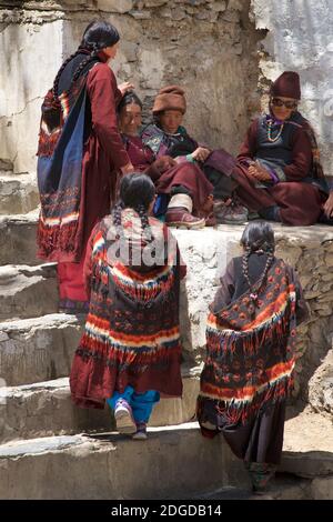 Ladakhi Frauen in traditioneller Kleidung, einschließlich Krawatten gefärbte Wollschals, auf dem Karsha Gustor Festival, gefeiert im Karsha Kloster, in der Nähe von Padum Zanskar Valley, Ladakh, Jammu und Kaschmir, Nordindien Stockfoto