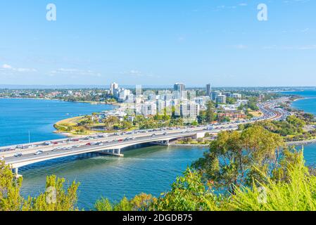 Verengt die Brücke, die nach South Perth in Australien führt Stockfoto