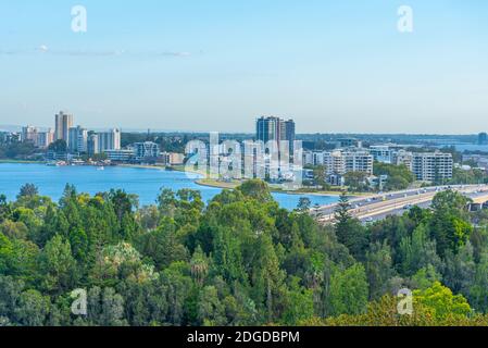 Verengt die Brücke, die nach South Perth in Australien führt Stockfoto