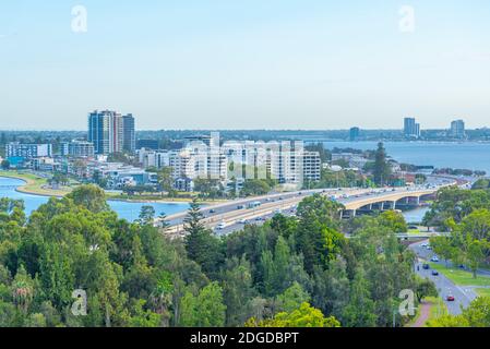 Verengt die Brücke, die nach South Perth in Australien führt Stockfoto