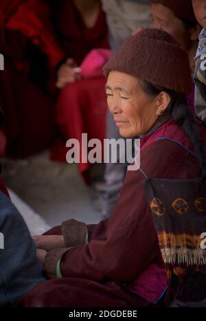 Ladakhi Frauen in traditioneller Kleidung, einschließlich einer Krawatte gefärbten Wollschals, auf dem Karsha Gustor Festival, gefeiert im Karsha Kloster, in der Nähe von Padum Zanskar Valley, Ladakh, Jammu und Kaschmir, Nordindien Stockfoto