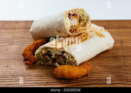 Türkische Shawarma auf einem Holzbrett und hellen Hintergrund Stockfoto