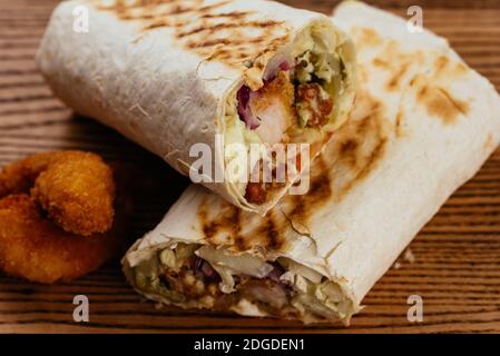 Türkische Shawarma auf einem Holzbrett und hellen Hintergrund Stockfoto