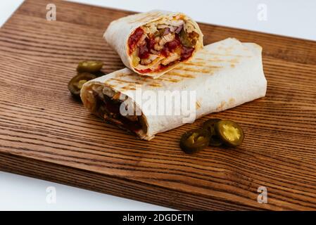 Türkische Shawarma auf einem Holzbrett und hellen Hintergrund Stockfoto