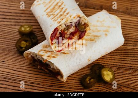 Türkische Shawarma auf einem Holzbrett und hellen Hintergrund Stockfoto