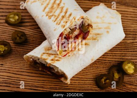 Türkische Shawarma auf einem Holzbrett und hellen Hintergrund Stockfoto