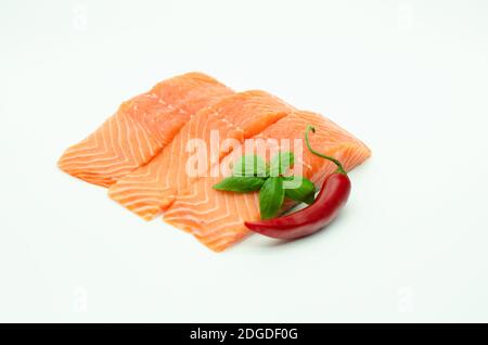Stücke von frischem Lachs, rote Chilischote, Zitrone isoliert auf weiß Stockfoto