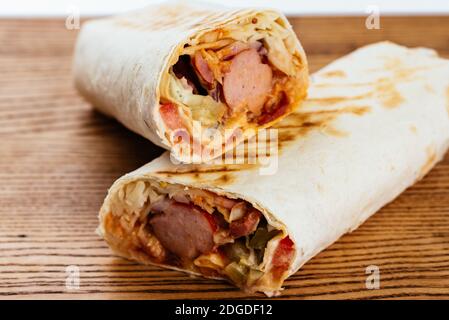 Türkische Shawarma auf einem Holzbrett und hellen Hintergrund Stockfoto