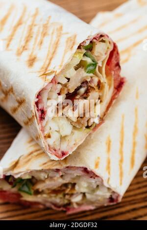 Türkische Shawarma auf einem Holzbrett und hellen Hintergrund Stockfoto
