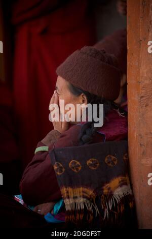 Ladakhi Frauen in traditioneller Kleidung, einschließlich einer Krawatte gefärbten Wollschals, auf dem Karsha Gustor Festival, gefeiert im Karsha Kloster, in der Nähe von Padum Zanskar Valley, Ladakh, Jammu und Kaschmir, Nordindien Stockfoto