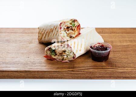 Türkische Shawarma auf einem Holzbrett und hellen Hintergrund Stockfoto
