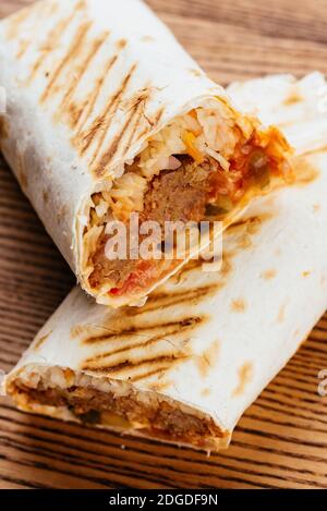 Türkische Shawarma auf einem Holzbrett und hellen Hintergrund Stockfoto