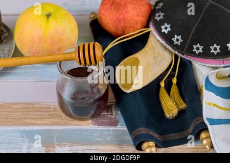 Apfel und Honig, traditionelle Lebensmittel des jüdischen Neujahr Rosch Hashana torah Buch, kippah yamolka talit Stockfoto