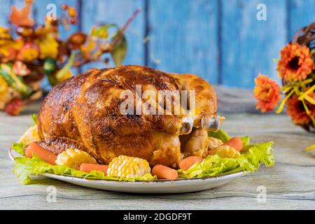 Gebratener truthahn auf Tablett garniert mit Mais und Karotten. Stockfoto