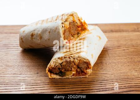 Türkische Shawarma auf einem Holzbrett und hellen Hintergrund Stockfoto