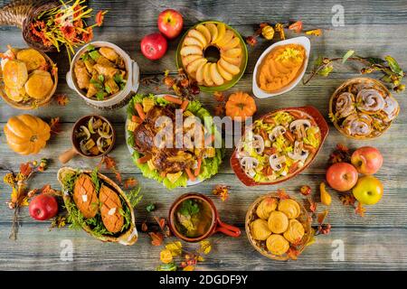 Thanksgiving Feiertagstisch mit truthahn und viel Essen serviert. Stockfoto