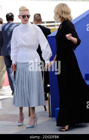 Tilda Swinton und Charlize Theron nehmen am 23. Mai 2017 an der Fotoschau zum 70-jährigen Jubiläum Teil, die im Rahmen des 70. Filmfestivals in Cannes, Frankreich, stattfand. Foto von Aurore Marechal/ABACAPRESS.COM Stockfoto