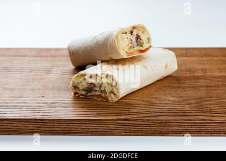 Türkische Shawarma auf einem Holzbrett und hellen Hintergrund Stockfoto