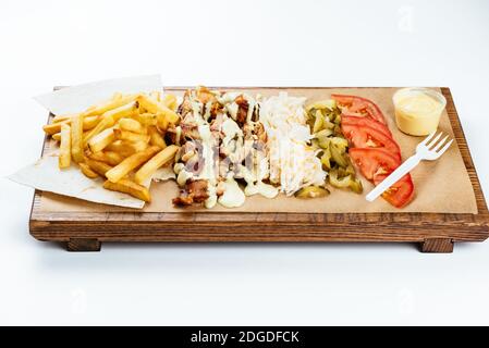 Türkische Shawarma auf einem Holzbrett und hellen Hintergrund Stockfoto