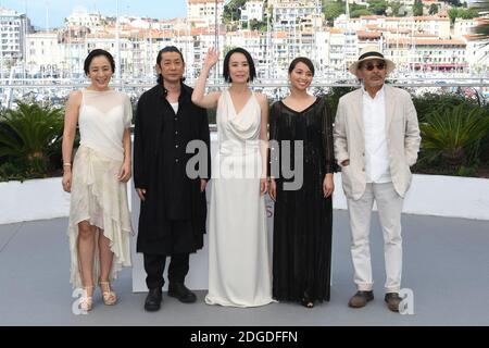 Regisseurin Naomi Kawase, Missuzu Kanno und Ayame Misaki, Tatsuya Fuji und Masatoshi Nagase bei der Fotocall 'Hikari (vers la lumiere) Radiance' im Rahmen der 70. Filmfestspiele von Cannes am 23. Mai 2017 in Cannes, Frankreich. Foto von Nicolas Genin/ABACAPRESS.COM Stockfoto