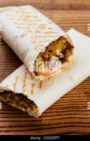Türkische Shawarma auf einem Holzbrett und hellen Hintergrund Stockfoto