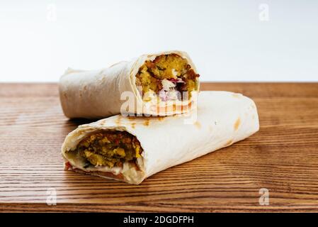 Türkische Shawarma auf einem Holzbrett und hellen Hintergrund Stockfoto