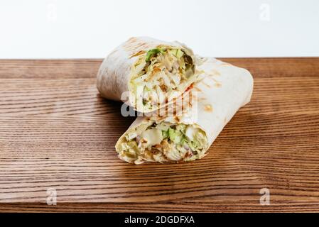 Türkische Shawarma auf einem Holzbrett und hellen Hintergrund Stockfoto