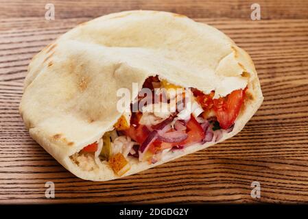 Türkische Shawarma auf einem Holzbrett und hellen Hintergrund Stockfoto