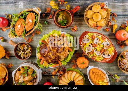 Erntedankfest. Abendessen mit viel leckerem Essen. Stockfoto