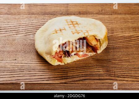 Türkische Shawarma auf einem Holzbrett und hellen Hintergrund Stockfoto