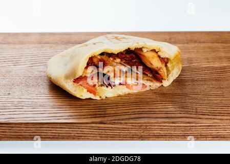 Türkische Shawarma auf einem Holzbrett und hellen Hintergrund Stockfoto
