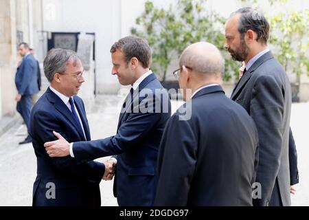 Der französische Präsident Emmanuel Macron (2. Dezember) schüttelt die Hände mit dem englischen Botschafter Edward Llewellyn (L) neben dem französischen Außenminister Jean-Yves Le Drian (2. Dezember) und dem französischen Premierminister Edouard Philippe (R), als sie in der englischen Botschaft ankommen, um ihre Achtung in Paris, Frankreich, 23. Mai 2017 zu erweisen. Dieses Treffen findet nach dem Anschlag von Manchester statt, bei dem nach neuesten Berichten mindestens 22 Opfer und 59 Verletzte gefordert wurden. Foto von Etienne Laurent/Pool/ABACAPRESS.COM Stockfoto