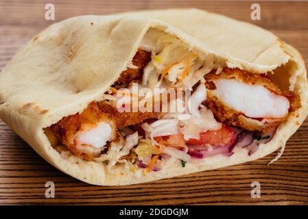 Türkische Shawarma auf einem Holzbrett und hellen Hintergrund Stockfoto