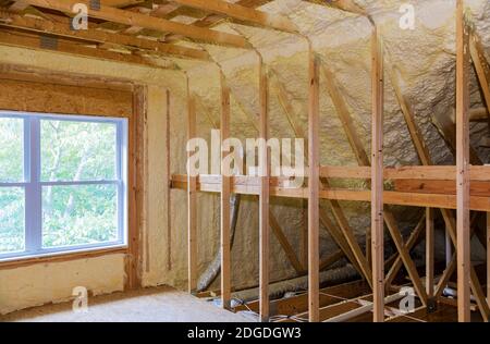 Die Wand des Dachgeschosses der Wohnung, mit dem Dämmschaum vor bedeckt Stockfoto