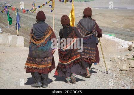 Ladakhi Frauen in traditioneller Kleidung, einschließlich Krawatten gefärbte Wollschals, auf dem Karsha Gustor Festival, gefeiert im Karsha Kloster, in der Nähe von Padum Zanskar Valley, Ladakh, Jammu und Kaschmir, Nordindien Stockfoto