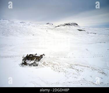 Drone Ansicht der Ruinen der verlassenen Hütte im Hochland Im Winter in Island Stockfoto