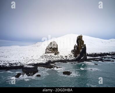 Drohne Blick auf erstaunliche felsige Küste in bergigen Gegend in Winter in Island Stockfoto