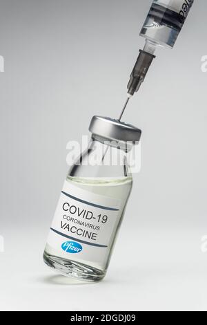 Izmir, Türkei - November 18 2020: Coronavirus-Impfstoff-Konzept und Hintergrund. Neuer Impfstoff pfizer und biontech isoliert auf weißem Hintergrund. Covid-19, Stockfoto