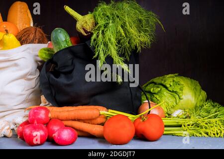 Einkaufen, Lebensmittel, Taschen voller Gemüse und Obst. Stockfoto