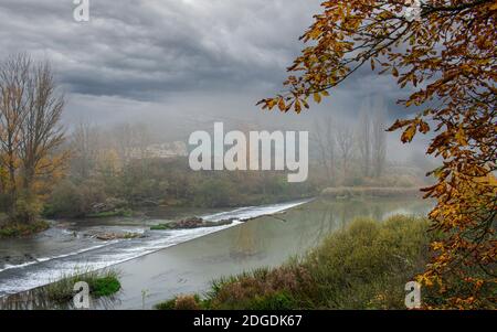 Landschaft des Flusses Pisuerga, wie es durch die geht Horadada Canyon Stockfoto