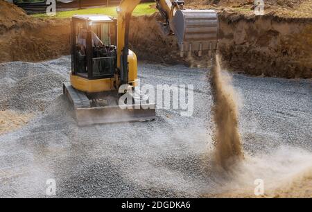 Bagger Eimer bewegen Kiessteine für den Fundamentbau Stockfoto