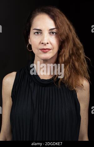 Porträt einer Frau suchen Kamera trägt schwarzes Kleid, Studio-Aufnahme, lange Haare, schlanken Körper Stockfoto