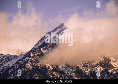 Panoramablick auf schneebedeckten Berg gegen bewölkten Himmel in den Pyrenäen bei Sonnenaufgang, Panticosa, Huesca, Spanien Stockfoto