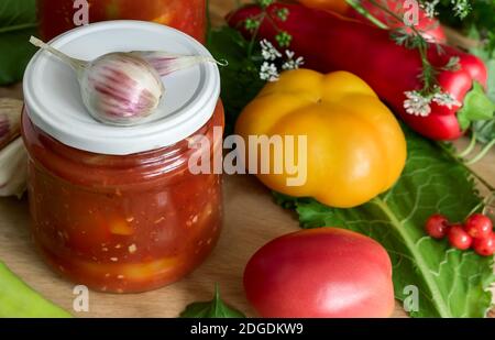 Home Canning: Dosen Paprika in Gläsern Stockfoto