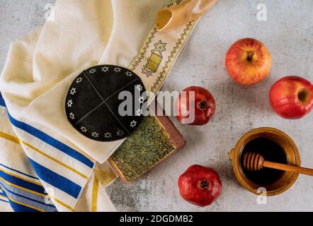 Shofar und Tallit mit Glas Honigglas und frischen reifen Äpfeln. Jewesh Neujahr Symbole. Rosh hashanah Stockfoto