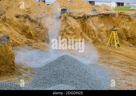 Bagger Eimer bewegen Kiessteine für den Fundamentbau Stockfoto