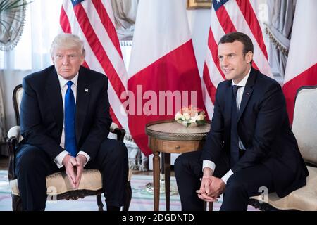 US-Präsident Donald Trump und der französische Präsident Emmanuel Macron im Vorfeld eines Arbeitsessens am Rande des NATO-Gipfels (Nordatlantik-Vertragsorganisation) in Brüssel am 25. Mai 2017 in der Residenz des US-Botschafters. Foto von Pool/ABACAPRESS.COM Stockfoto