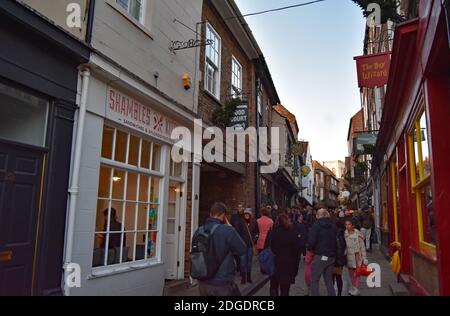 The Shambles, eine alte Straße in York, England, wird als Inspiration für die Winkelgasse geglaubt. Ein roter Laden, der Harry Potter Souvenirs verkauft, ist sichtbar. Stockfoto